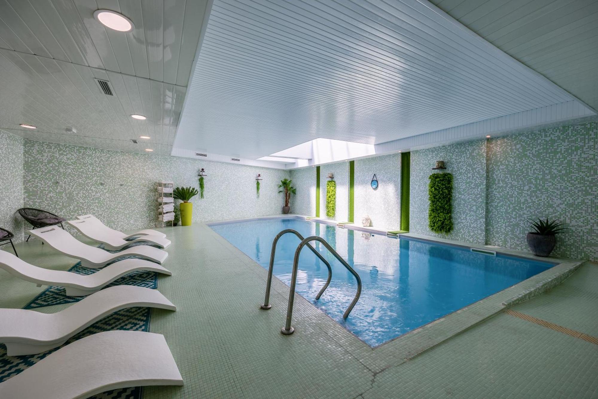 Hotel Et Spa Du Chateau Lagord Exteriör bild