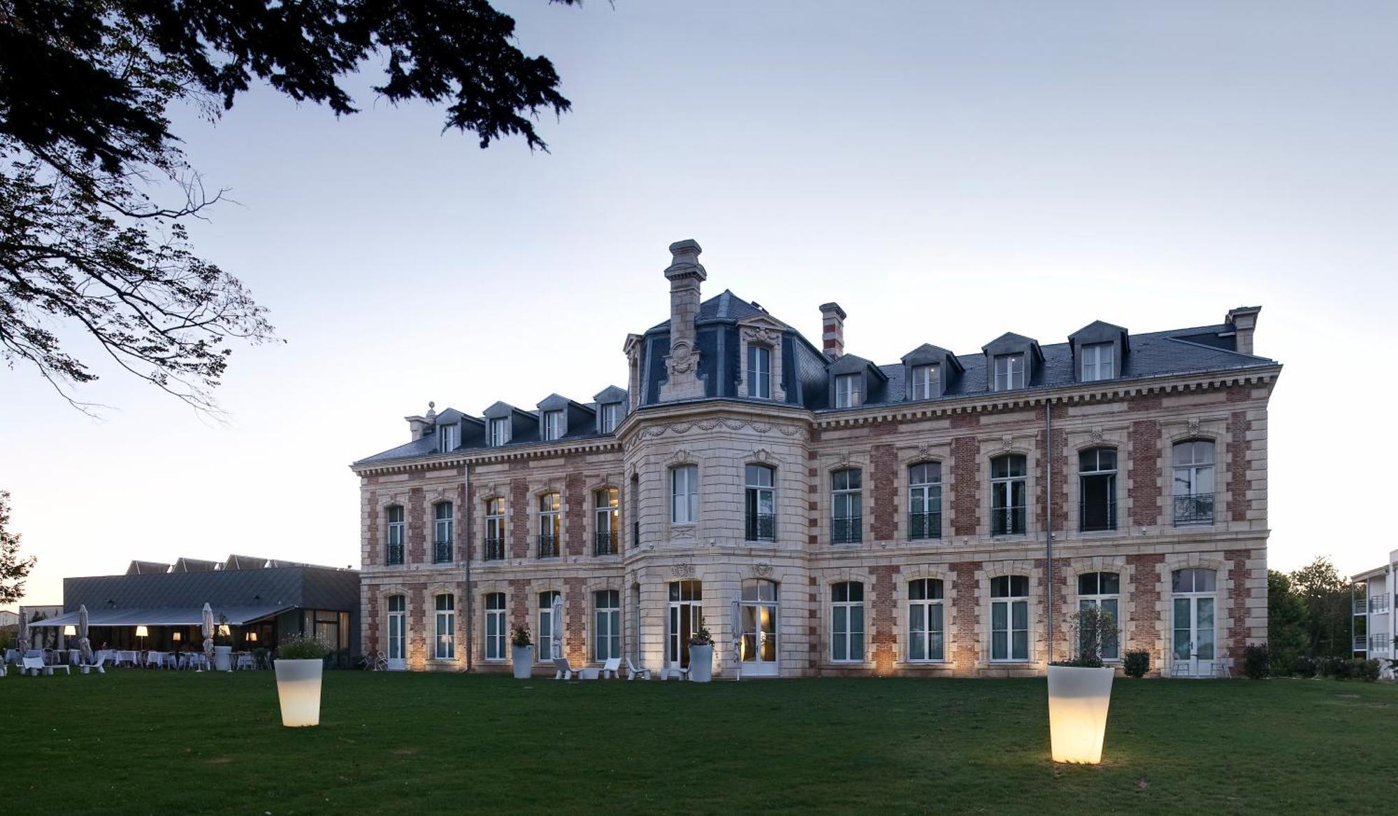 Hotel Et Spa Du Chateau Lagord Exteriör bild